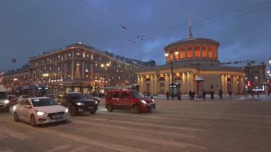 Saint-Petersburg, Rusya - Aralık 2021. Saint-Petersburg sokaklarında yol trafiği.