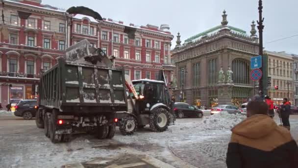 ロシア サンクトペテルブルク 2021年12月 仕事中の機械 サンクトペテルブルクの冬の悪天候 — ストック動画