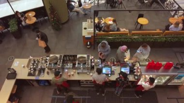 Saint-Petersburg, Rusya - Kasım 2021. Alışveriş merkezinde kahve içen müşterilerin en üst görüntüsü.