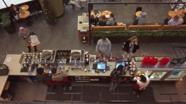 Saint-Petersburg, Rusya - Kasım 2021. Alışveriş merkezinde kahve içen müşterilerin en iyi görüntüsü. Yüksek hızlı video.