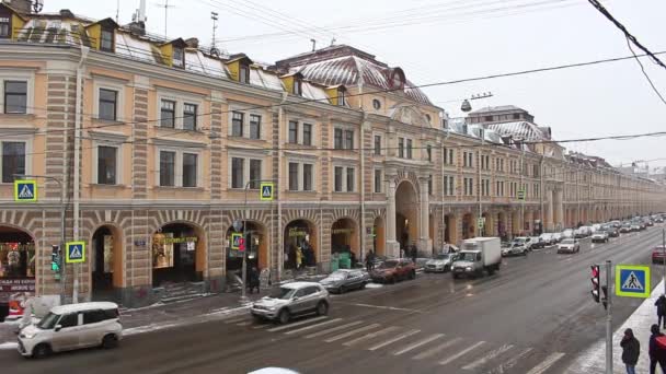俄罗斯圣彼得堡 2021年11月 圣彼得堡街道上的公路交通 冬季坏天气 — 图库视频影像
