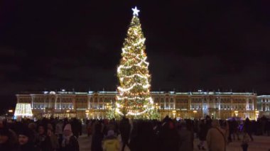 Saint-Petersburg, Rusya - Aralık 2021. Saint-Petersburg 'un ana meydanında yılbaşı ağacı (Dvortsovaya ploshad).