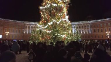 Saint-Petersburg, Rusya - Aralık 2021. Saint-Petersburg 'un ana meydanında yılbaşı ağacı (Dvortsovaya ploshad).