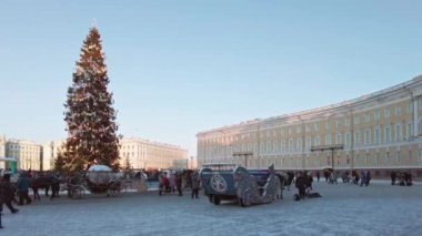 Saint-Petersburg, Rusya - Aralık 2021. Saint-Petersburg 'un ana meydanında yılbaşı ağacı (Dvortsovaya ploshad).