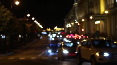 Saint-Petersburg, Rusya 'da yol trafiği. Bokeh of cars ve bulanık trafik ışıkları.
