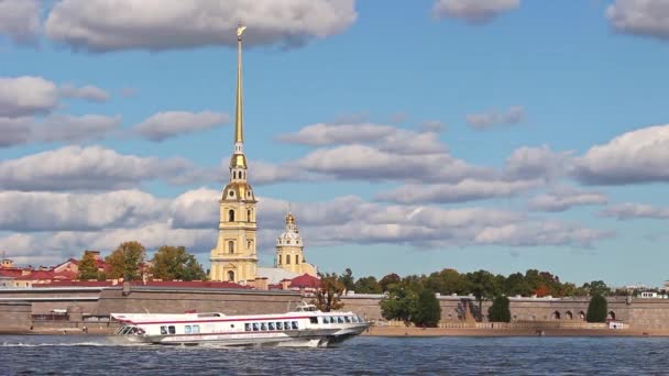 ロシア サンクトペテルブルク 2021年9月 晴れた日にピーターとポール要塞の近くネヴァ川のボートや船の眺め — ストック動画