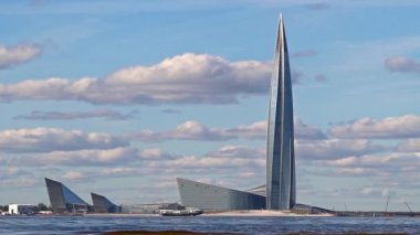 Saint-Petersburg, Rusya - Eylül 2021. Güneşli bir günde Lahta merkezinin güzel manzarası.