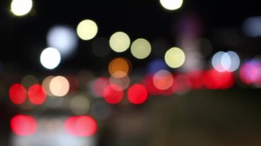 Saint-Petersburg, Rusya 'da yol trafiği. Bokeh of cars ve bulanık trafik ışıkları.