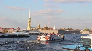 Saint-Petersburg, Rusya - Eylül 2021. Güneşli bir günde Peter ve Paul kalesinin yakınındaki Neva nehrindeki tekne ve gemilerin görüntüsü..