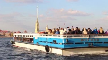 Saint-Petersburg, Rusya - Eylül 2021. Güneşli bir günde Peter ve Paul kalesinin yakınındaki Neva nehrindeki tekne ve gemilerin görüntüsü..