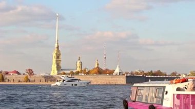 Saint-Petersburg, Rusya - Eylül 2021. Güneşli bir günde Peter ve Paul kalesinin yakınındaki Neva nehrindeki tekne ve gemilerin görüntüsü..