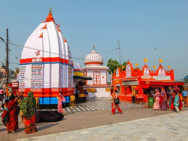 Haridwar, Hindistan - Nisan 2018. Ganga nehri kıyısındaki insanlar, Har Ki Pauri. Har Ki Pauri, Haridwar 'ın Ganj kıyısında ünlü bir ghat..