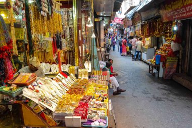 Haridwar, Hindistan - Nisan 2018. Haridwar 'daki Har Ki Pauri yakınlarındaki yerel pazar..