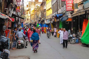 Haridwar, Hindistan - Nisan 2018. Haridwar caddelerinde trafik.
