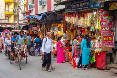 Haridwar, Hindistan - Nisan 2018. Haridwar 'daki Har Ki Pauri yakınlarındaki yerel pazar..
