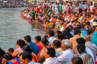 Haridwar, Hindistan - Nisan 2018. Ganga nehri kıyısındaki insanlar, Har Ki Pauri. Har Ki Pauri, Haridwar 'ın Ganj kıyısında ünlü bir ghat..