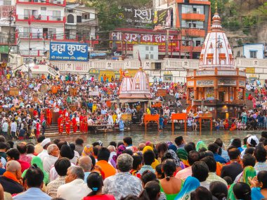 Haridwar, Hindistan - Nisan 2018. Ganga nehri kıyısındaki insanlar, Har Ki Pauri. Har Ki Pauri, Haridwar 'ın Ganj kıyısında ünlü bir ghat..