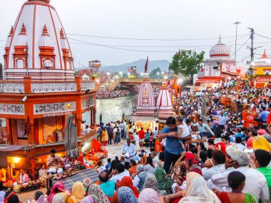 Haridwar, Hindistan - Nisan 2018. Ganga nehri kıyısındaki insanlar, Har Ki Pauri. Har Ki Pauri, Haridwar 'ın Ganj kıyısında ünlü bir ghat..