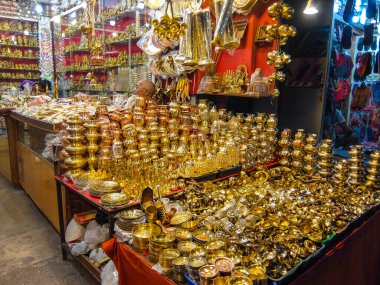 Haridwar, Hindistan - Nisan 2018. Haridwar 'daki Har Ki Pauri yakınlarındaki yerel pazar..