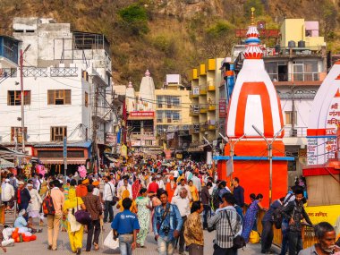 Haridwar, Hindistan - Nisan 2018. Ganga nehri kıyısındaki insanlar, Har Ki Pauri. Har Ki Pauri, Haridwar 'ın Ganj kıyısında ünlü bir ghat..