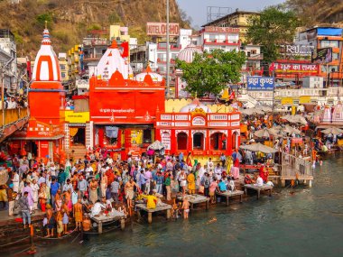 Haridwar, Hindistan - Nisan 2018. Ganga nehri kıyısındaki insanlar, Har Ki Pauri. Har Ki Pauri, Haridwar 'ın Ganj kıyısında ünlü bir ghat..