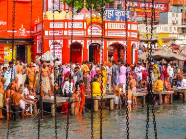 Haridwar, Hindistan - Nisan 2018. Ganga nehri kıyısındaki insanlar, Har Ki Pauri. Har Ki Pauri, Haridwar 'ın Ganj kıyısında ünlü bir ghat..