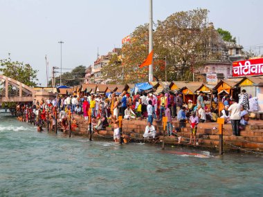 Haridwar, Hindistan - Nisan 2018. Ganga nehri kıyısındaki insanlar, Har Ki Pauri. Har Ki Pauri, Haridwar 'ın Ganj kıyısında ünlü bir ghat..
