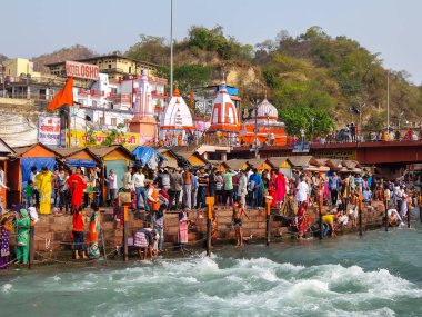 Haridwar, Hindistan - Nisan 2018. Ganga nehri kıyısındaki insanlar, Har Ki Pauri. Har Ki Pauri, Haridwar 'ın Ganj kıyısında ünlü bir ghat..