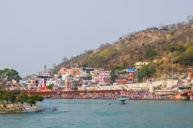 Haridwar, Hindistan - Nisan 2018. Ganga nehri kıyısındaki insanlar, Har Ki Pauri. Har Ki Pauri, Haridwar 'ın Ganj kıyısında ünlü bir ghat..