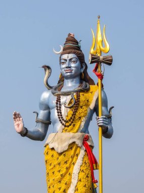 Haridwar, Hindistan - Nisan 2018. Haridwar 'daki Ganga nehir kıyısındaki Shiva heykelinin güzel manzarası..