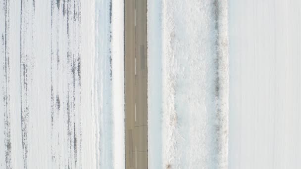 Volando Por Encima Una Carretera Medio Vasto Campo Cubierto Nieve — Vídeos de Stock