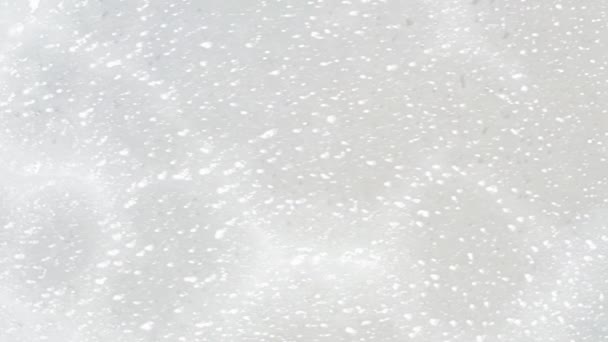 在寒冷的冬天的早晨 飞得非常靠近一个结冰的鱼塘 海面上的冰嘎吱嘎吱嘎吱地响着 形成了自然的线条 — 图库视频影像