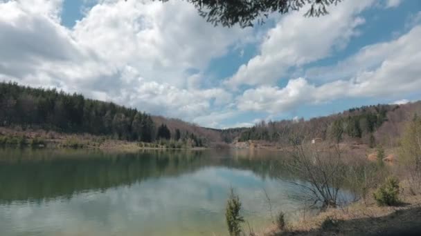 山の湖の上の雲の時間経過 — ストック動画