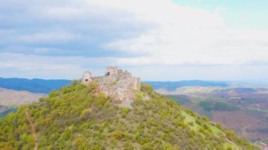 Ortaçağ şatosu Koznik - İHA atışı yükseliyor