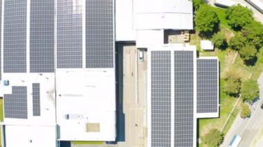 Üst görüşlü insansız hava aracı güneş enerjisi paneli çatıda. Modern fabrika endüstriyel deposunun çatısındaki güneş panelleri