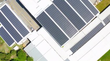 Çatıda bir sürü güneş paneli olan küçük bir fabrikanın havası. Yeşil enerji, ekoloji ve alternatif güç kavramı