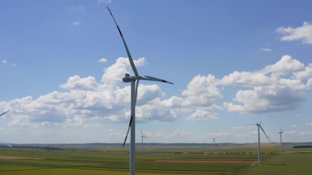 Granja Aerogeneradores Grandes Campo Agrícola Vista Aérea Con Cielo Azul — Vídeos de Stock