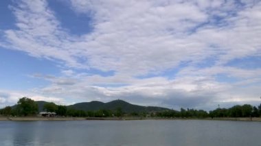 Göller, bulutlar ve tepeler Zaman LAPSE- Göl üzerindeki bulutlar