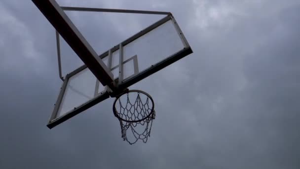 Временной Промежуток Баскетбольного Поля Выстрелом Кольца Облачный День Небо Танцует — стоковое видео