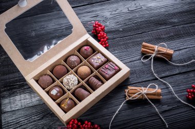 Raphael tarzında el yapımı çikolata şekerlemeleri.