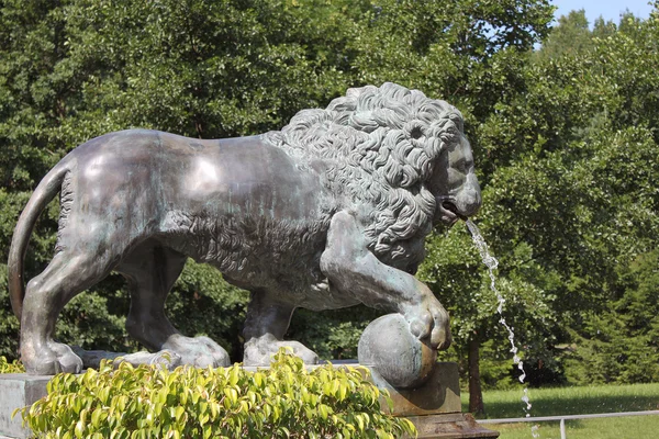 Brunnen "Löwenkaskade" in Peterhof, Russland — Stockfoto