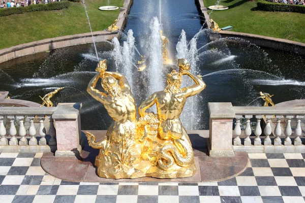 Große Kaskade im Peterhof — Stockfoto