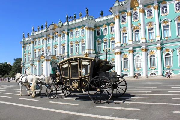 Autobús convertido cerca del Museo del Hermitage — Foto de Stock