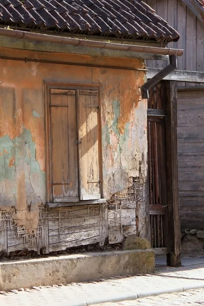 Het vernietigde oude huis in kuldiga, Letland — Stockfoto