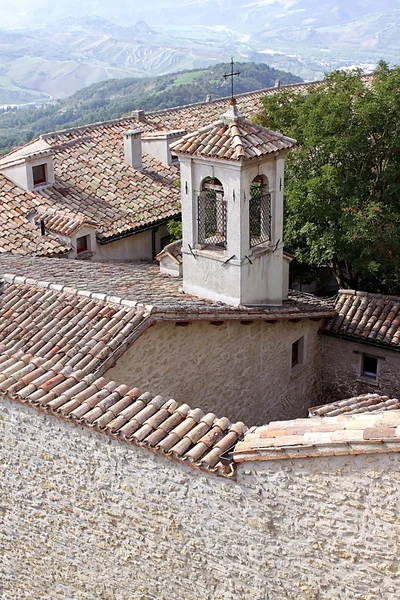 Stara wieża kościoła z dzwonkiem w san marino — Zdjęcie stockowe