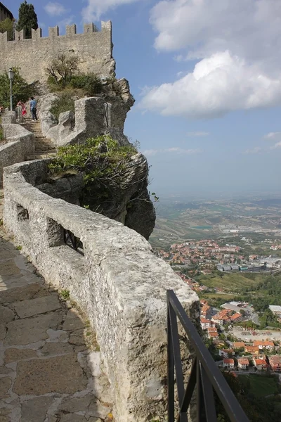 Fortress of Guaita and view of the city of San Marino — Stock Photo, Image