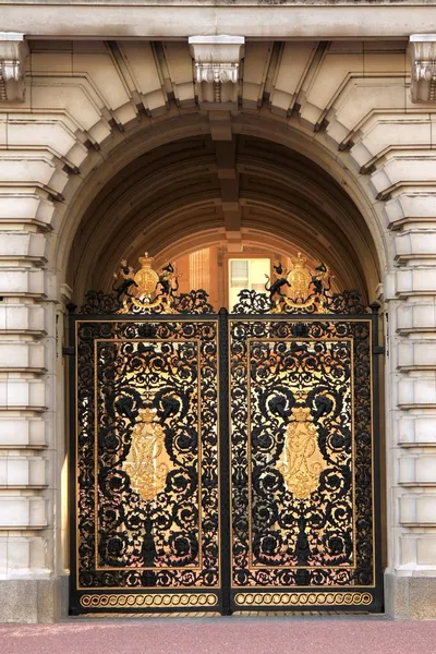 Opengewerkte poorten van het buckingham palace in Londen — Stockfoto