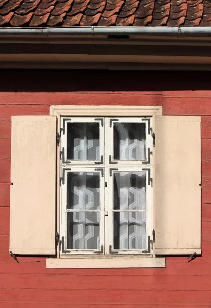 在老房子，木百叶窗的窗口 — 图库照片