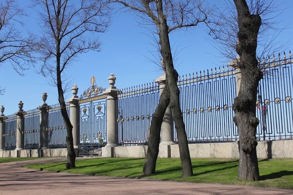 Der Zaun im Park — Stockfoto