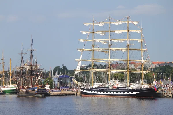 Riga, Lettország - jule 26: regatta a magas hajók versenyek 2013 — Stock Fotó